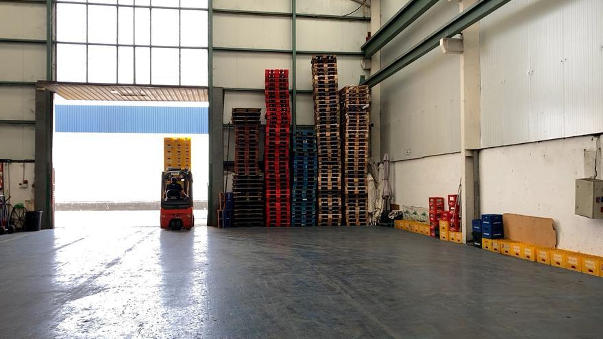 Las distribuidoras asturianas a punto de agotar su stock: &quot;Hemos pasado de 18 camiones de cerveza a la semana a no recibir nada&quot;