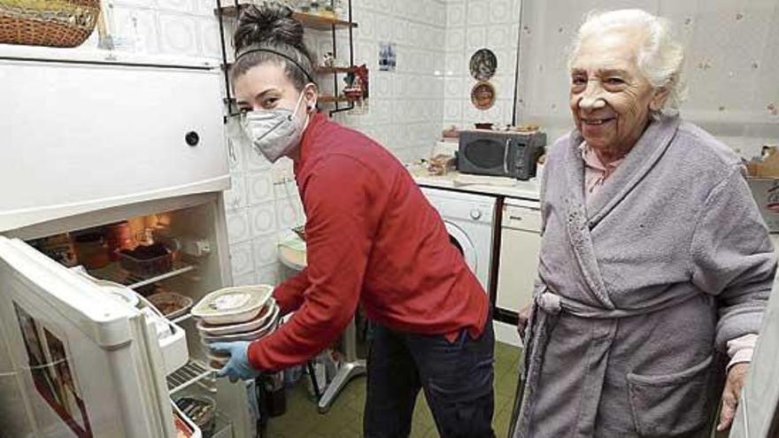 Una repartidora del programa 'Xantar na Casa'.