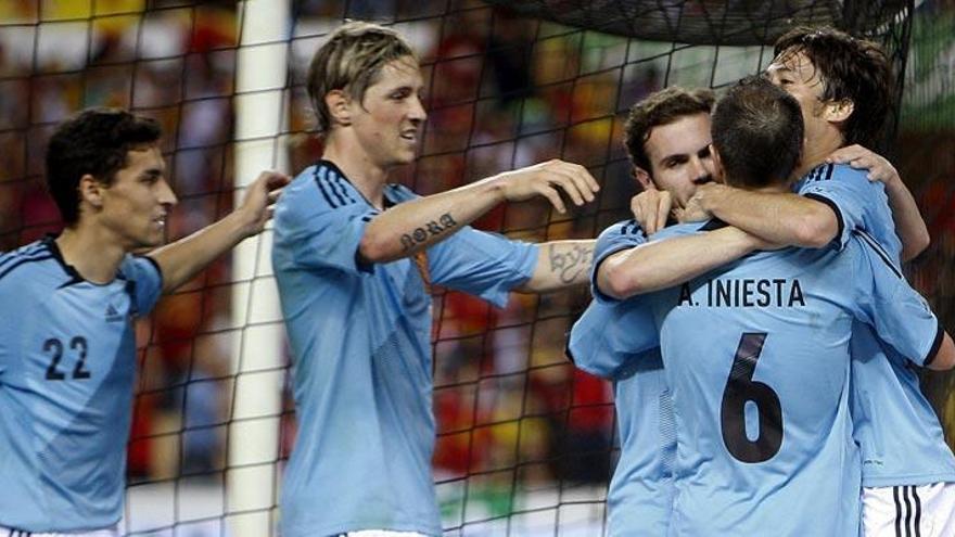 Los futbolistas españoles celebran el gol de Silva.