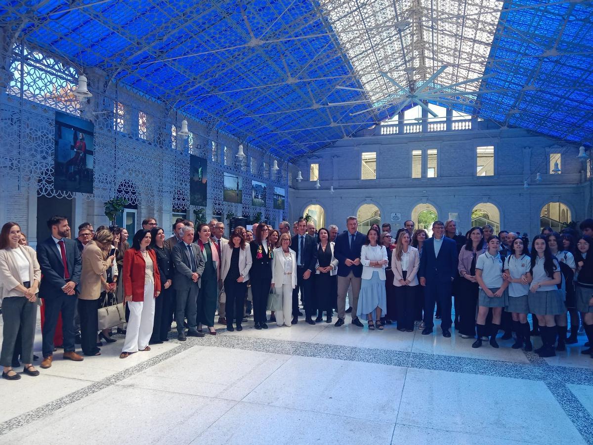 Foto de familia de los participantes en el encuentro organizado por la Generalitat en Casa Mediterráneo