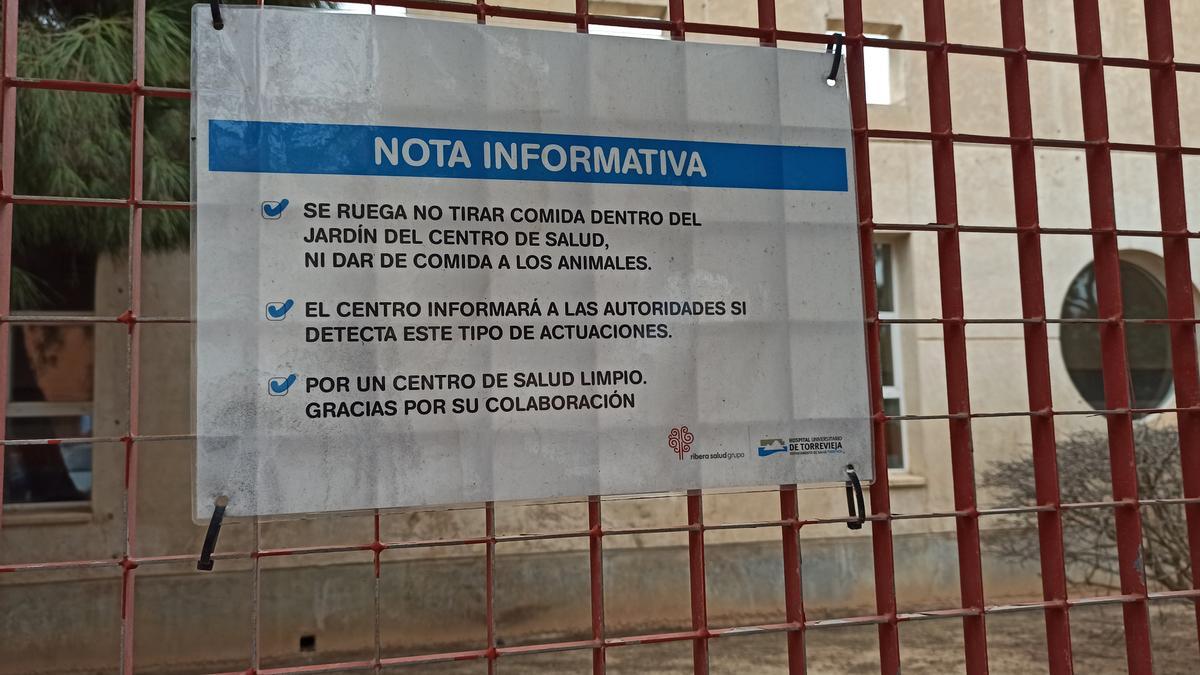 Cartel en el que el centro de salud pide a los vecinos que no den de comer a las aves