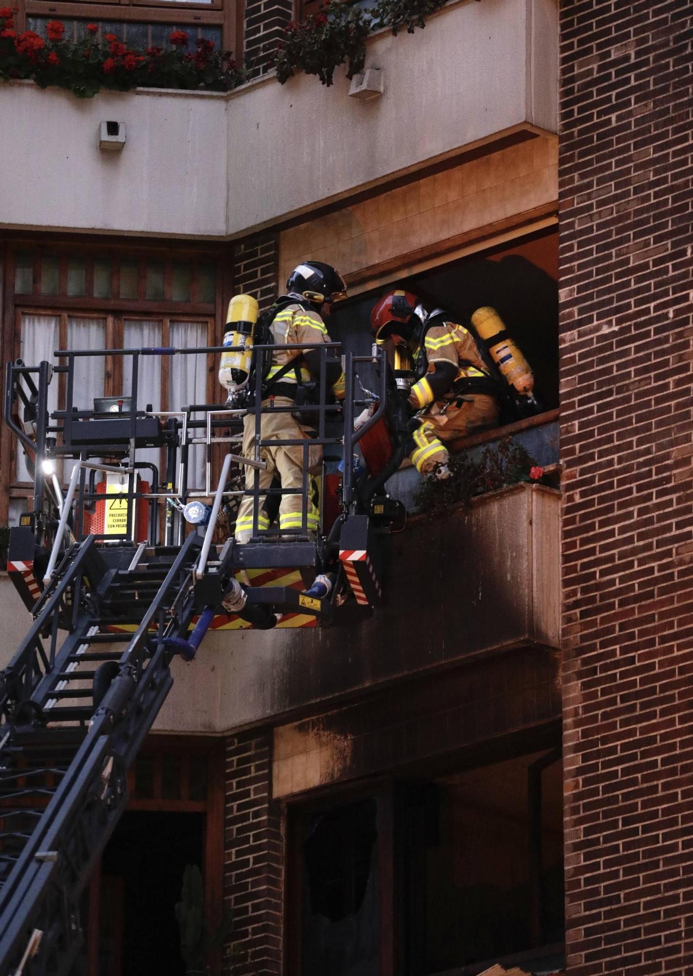 Así fue el espectacular incendio en un piso de Gijón (en imágenes)