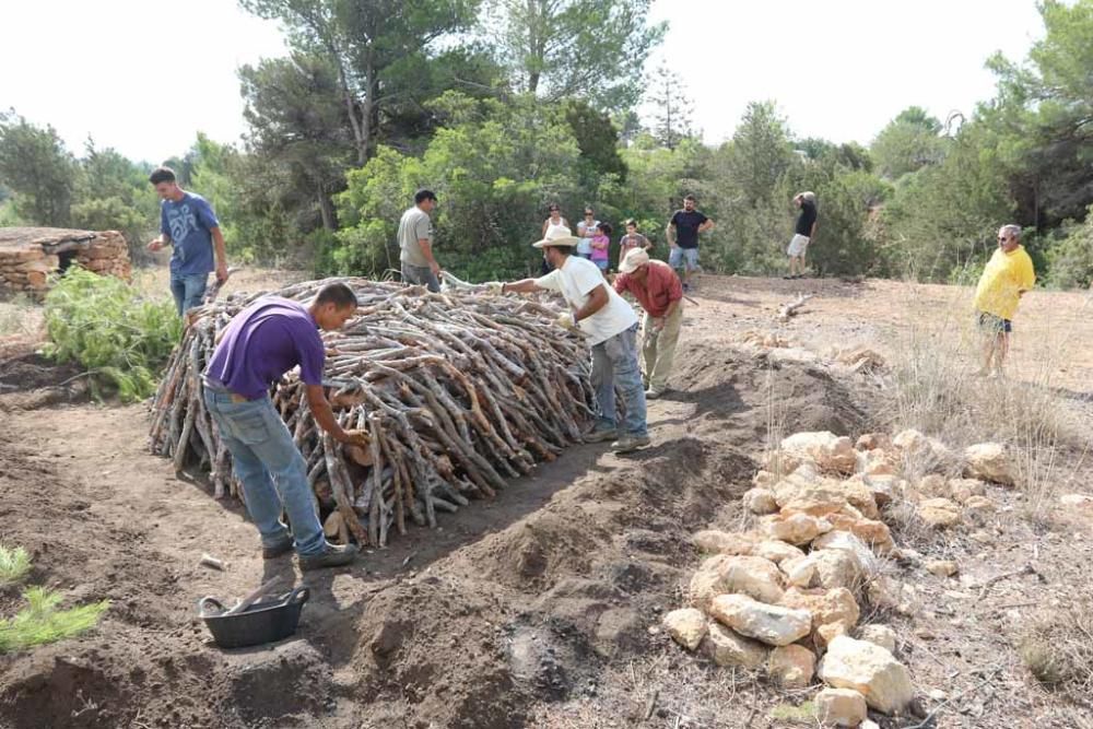 Los vecinos de es Cubells construyen su ''sitja''