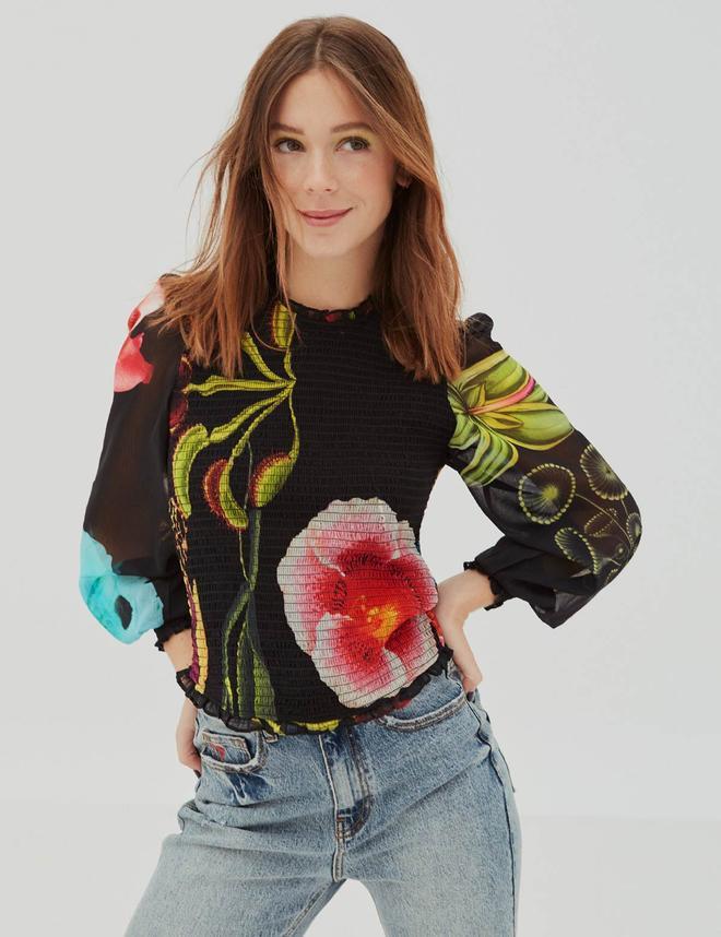 La actriz Georgina Amorós con blusa de la colección de Desigual x Mr Christian Lacroix