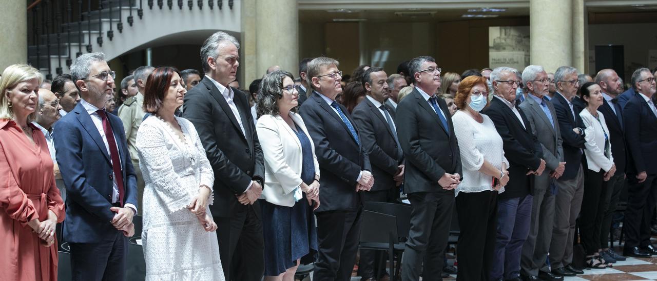 Los presidentes del Consell, Ximo Puig, y de las Corts, Enric Morera, rodeados de consellers y otras autoridades este miércoles, en el Palacio de las Comunicaciones de València.