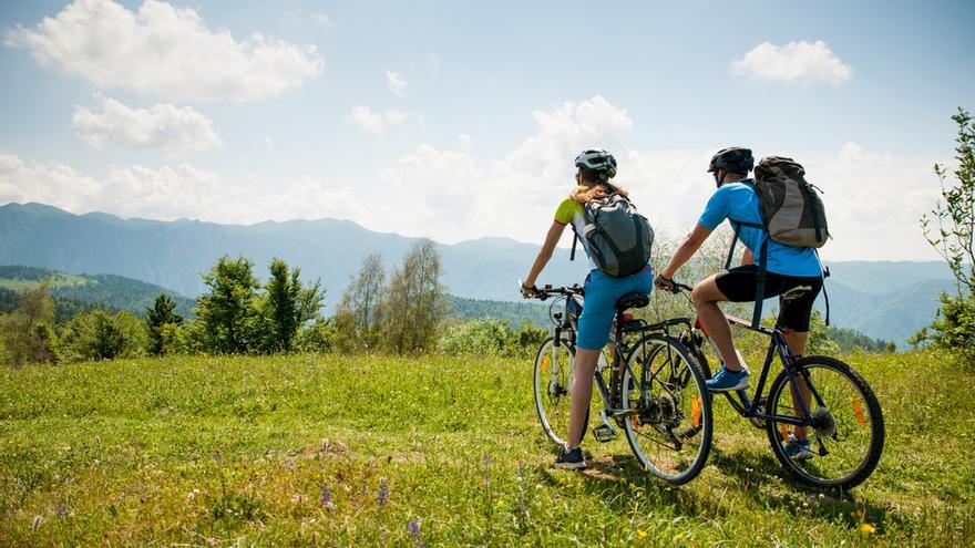 En España existen infinidad de rutas y trayectos para recorrer de forma segura con la bicicleta.