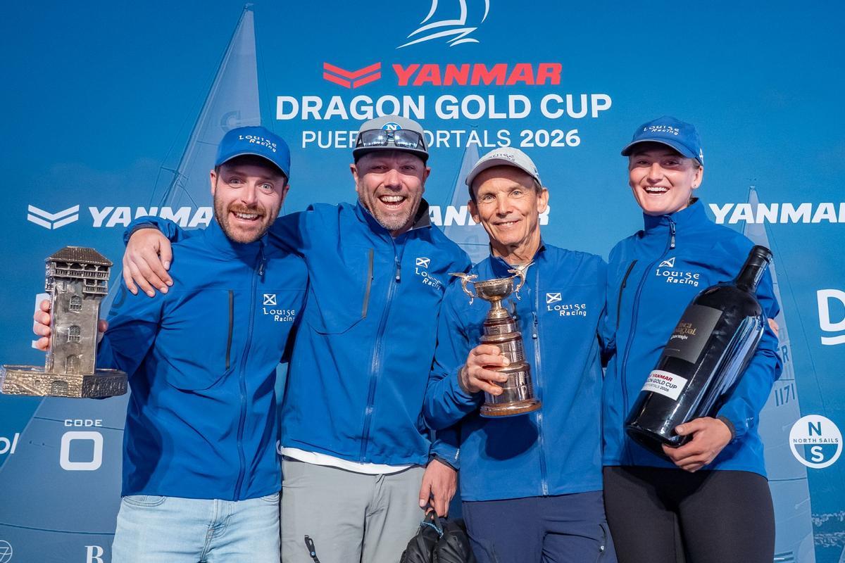 La tripulación del Louise Racing levanta el trofeo como ganador de la Yanmar Dragon Gold Cup Puerto Portals.