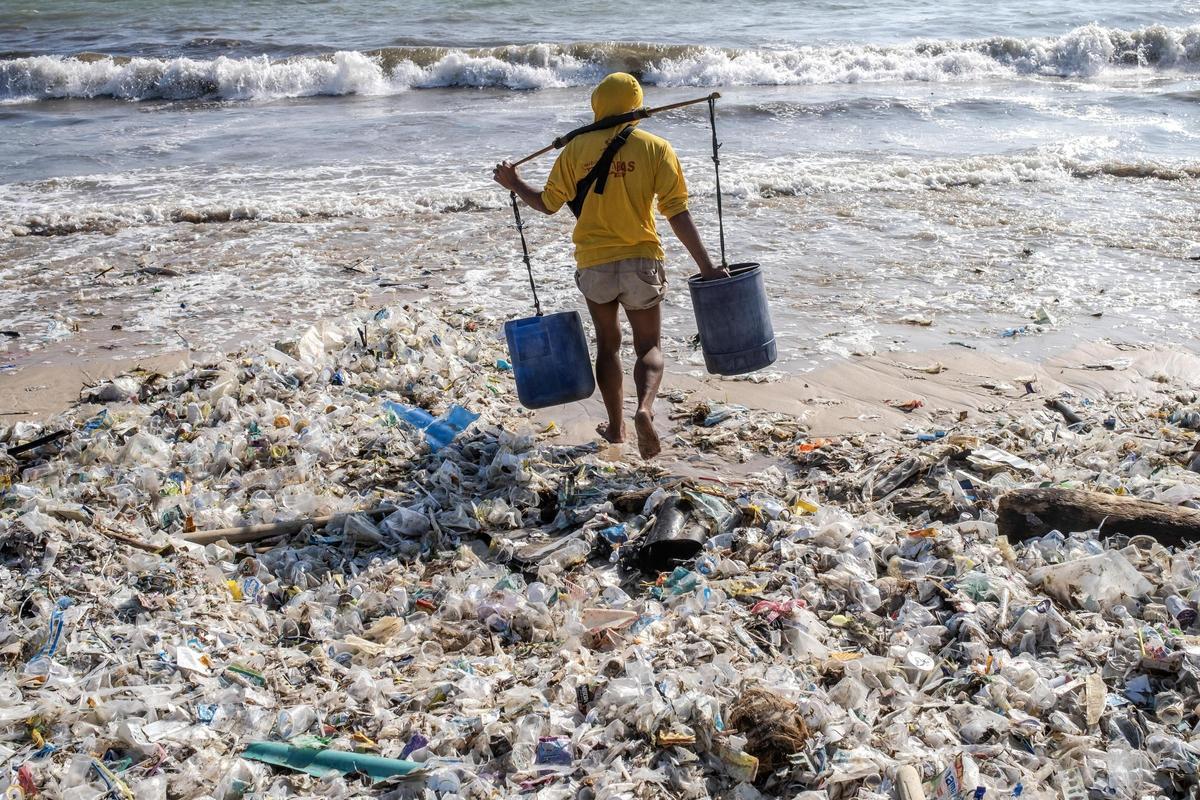 La basura se acumula en las playas de Bali tras la temporada de lluvias por la falta de gestión de residuos