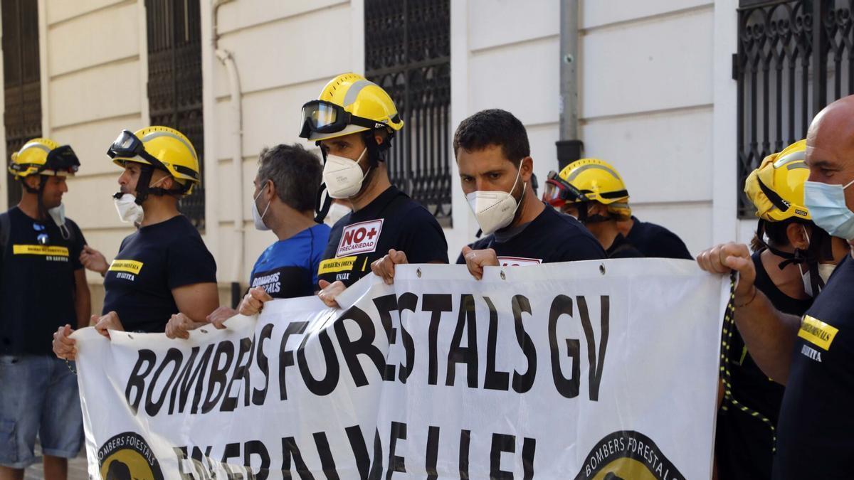 VAlencia. Concentracion de bomberos forestales en las Cortes. MANIFESTACIONES LABORALES . PROTESTA DE LOS BOMBEROS FORESTALES ANTE LAS CORTES VALENCIANAS . CCVV . LES CORTS