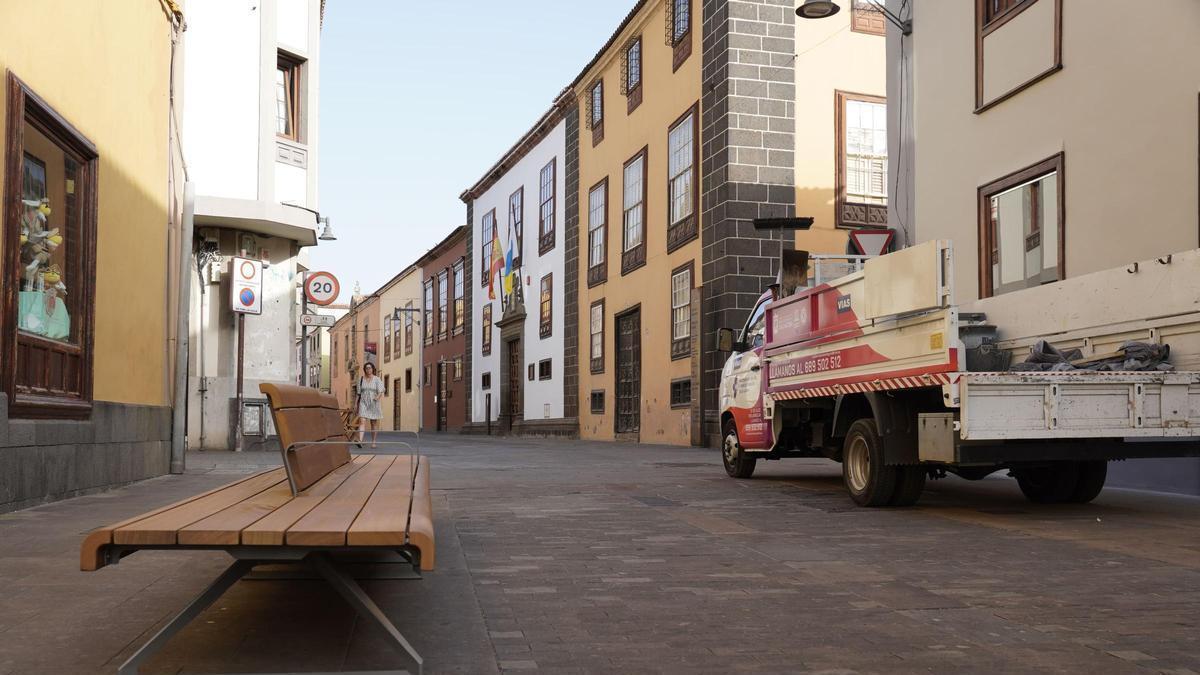 La Laguna instala nuevos bancos en la calle San Agustín.