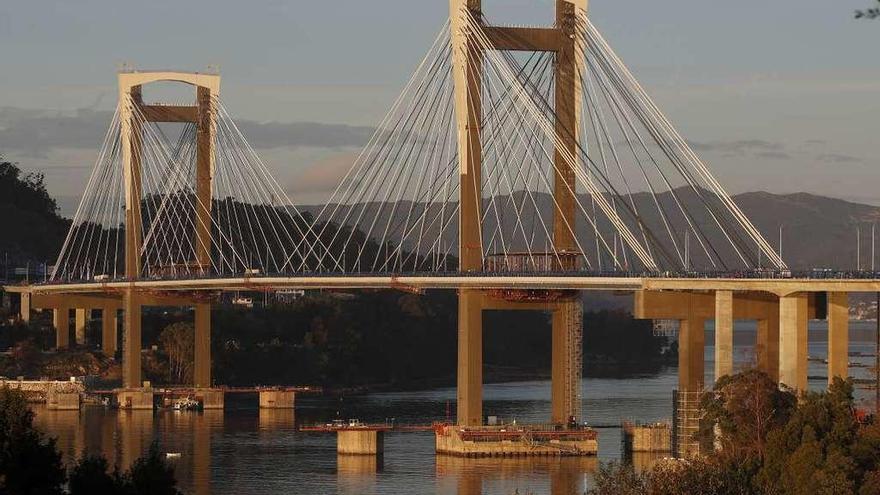 El puente de Rande, que luce ya los nuevos carriles, los refuerzos de los pilares y los tirantes. // R. Grobas