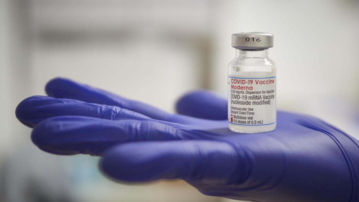 Una profesional sanitaria sostiene un vial de la vacuna de Moderna contra la Covid-19, foto de recurso