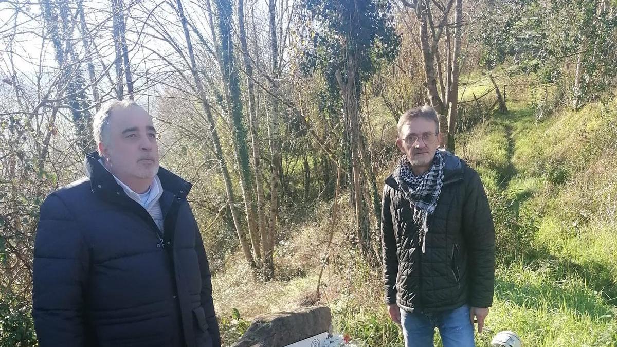 Javier Álvarez y Rubén Norniella junto al monolito en recuerdo a los Cinco de Sobrepiedra