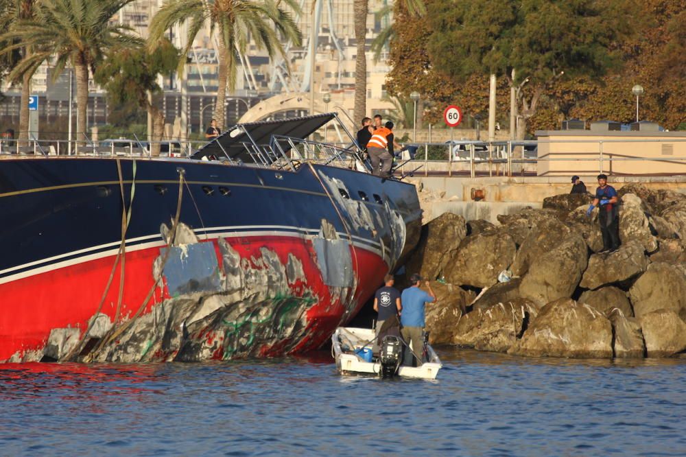 Empiezan los trabajos para reflotar el velero encallado en Can Pere Antoni