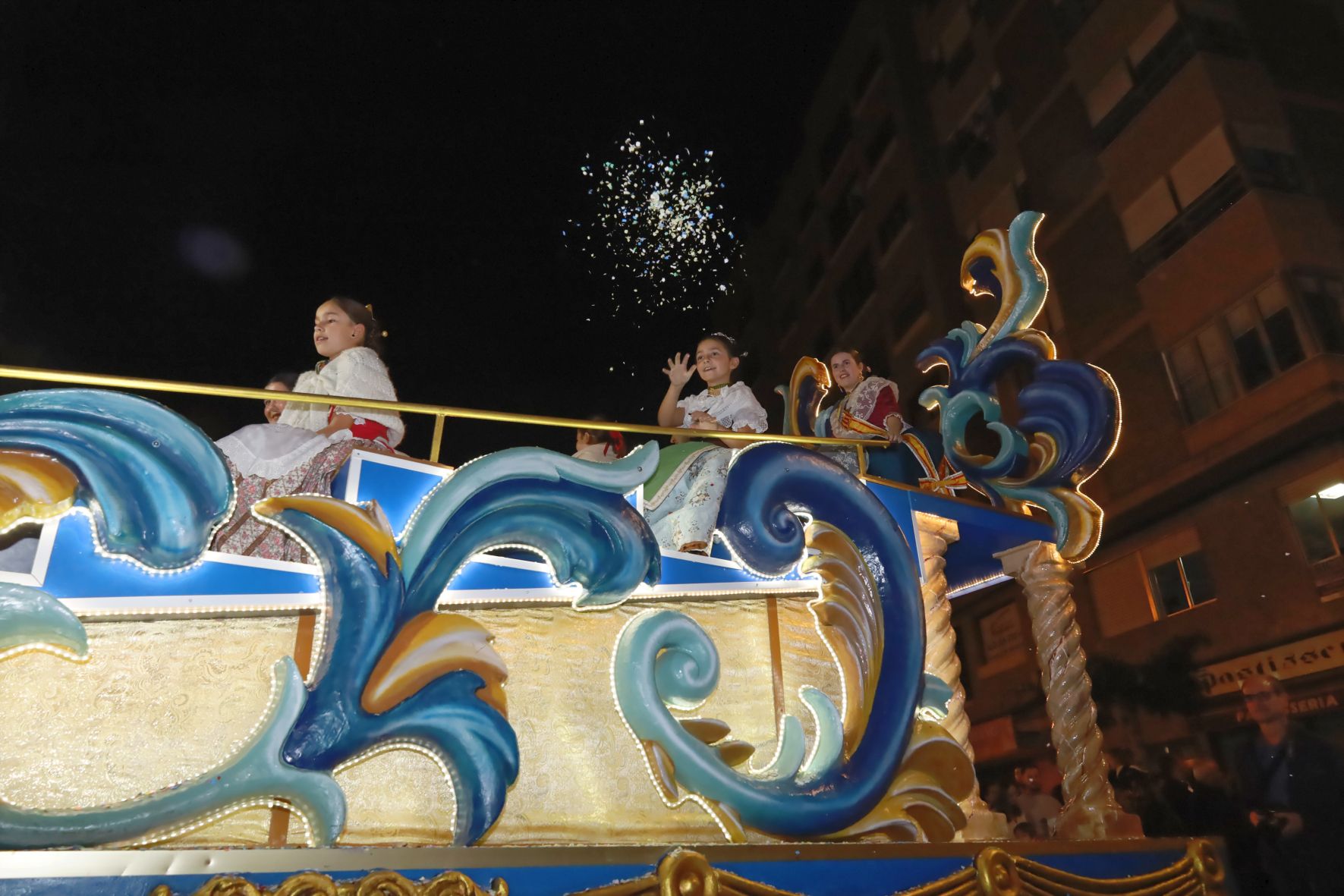 Todas las fotos del colorido desfile de carrozas de la Fira d'Onda