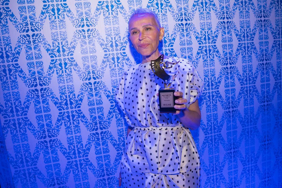 Antonia San Juan, Astarté de Honor Nacional 2026 con su premio en la fiesta en Nassau Beach en Platja D'en Bossa