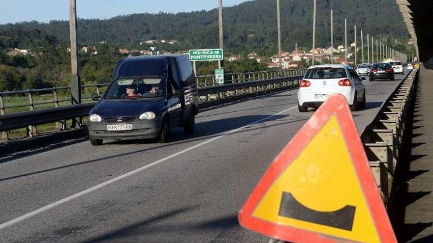 Las señales de obra están en el puente, pero no hay operarios. // N.P.