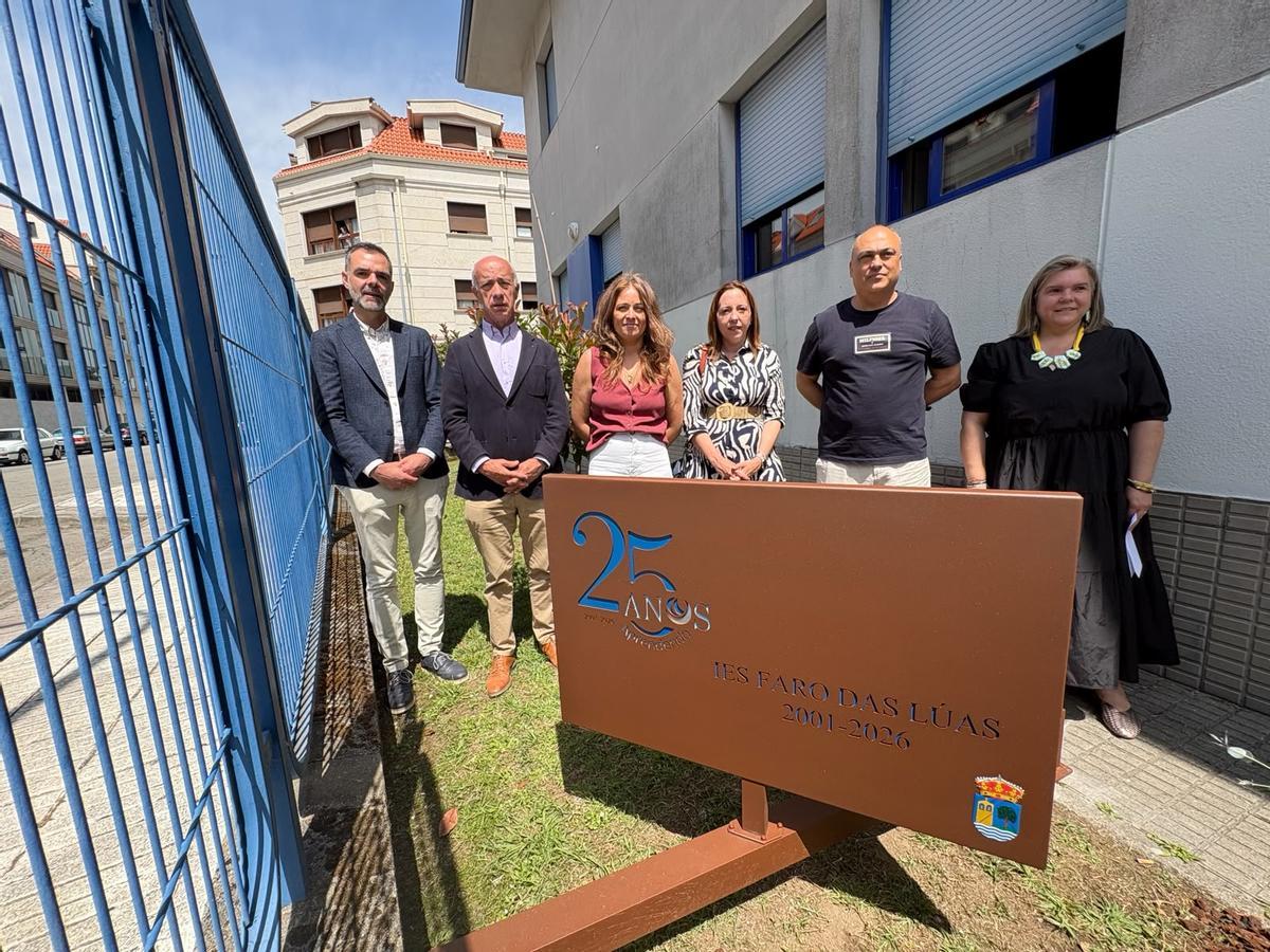 Placa conmemorativa del 25 aniversario del IES Faro das Lúas de Vilanova.