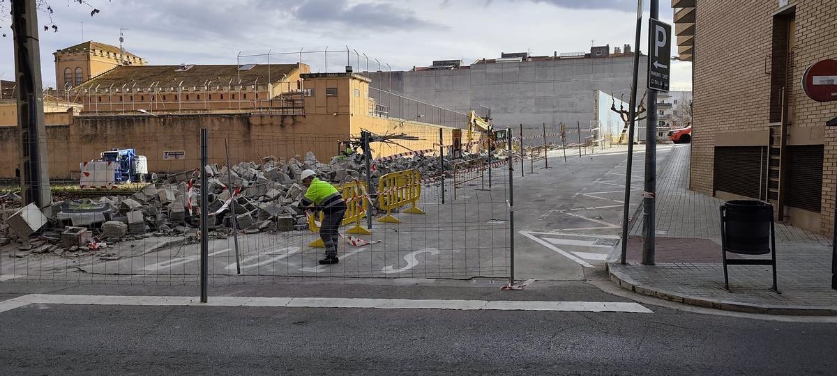 Enderroquen el mur de formigó de l'antiga presó de Figueres.