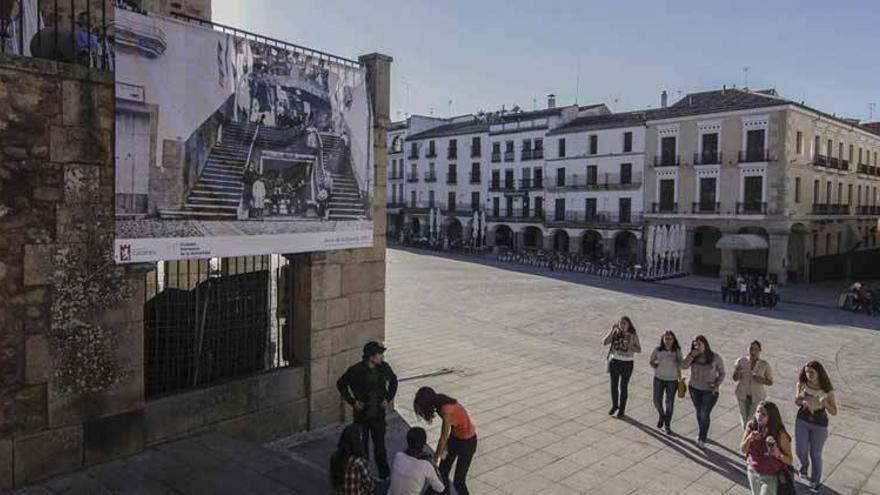 Cáceres engalana sus monumentos con fotos históricas de la ciudad