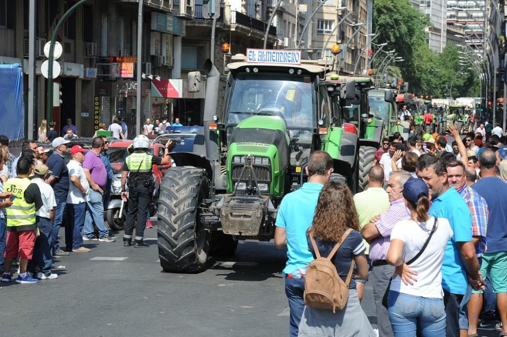 La Gran Vía de Murcia, paralizada por los agricultores