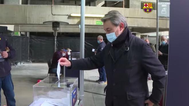 Artur Mas depositando su voto