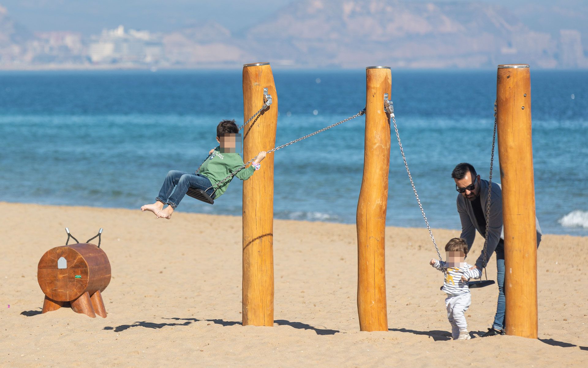 Así son los nuevos juegos infantiles en las playas de Alicante