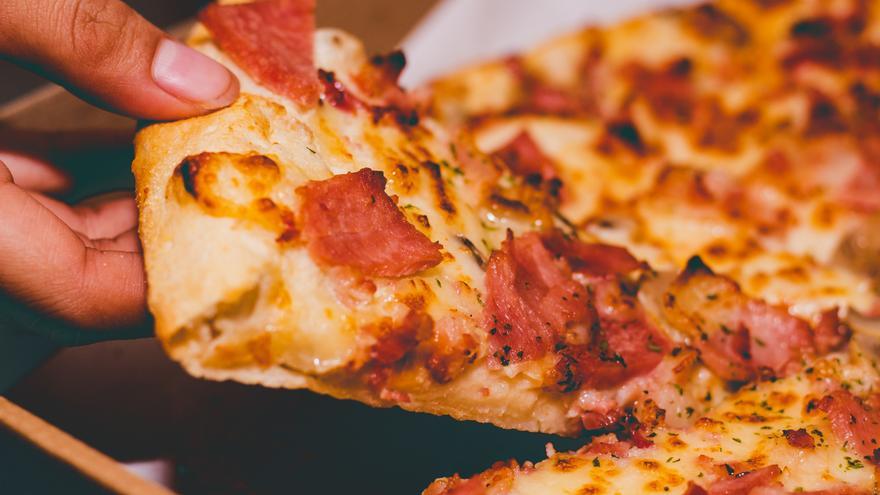 La receta de pizza casera que puedes tomar si estás a dieta (o no quieres ganar kilos de más)