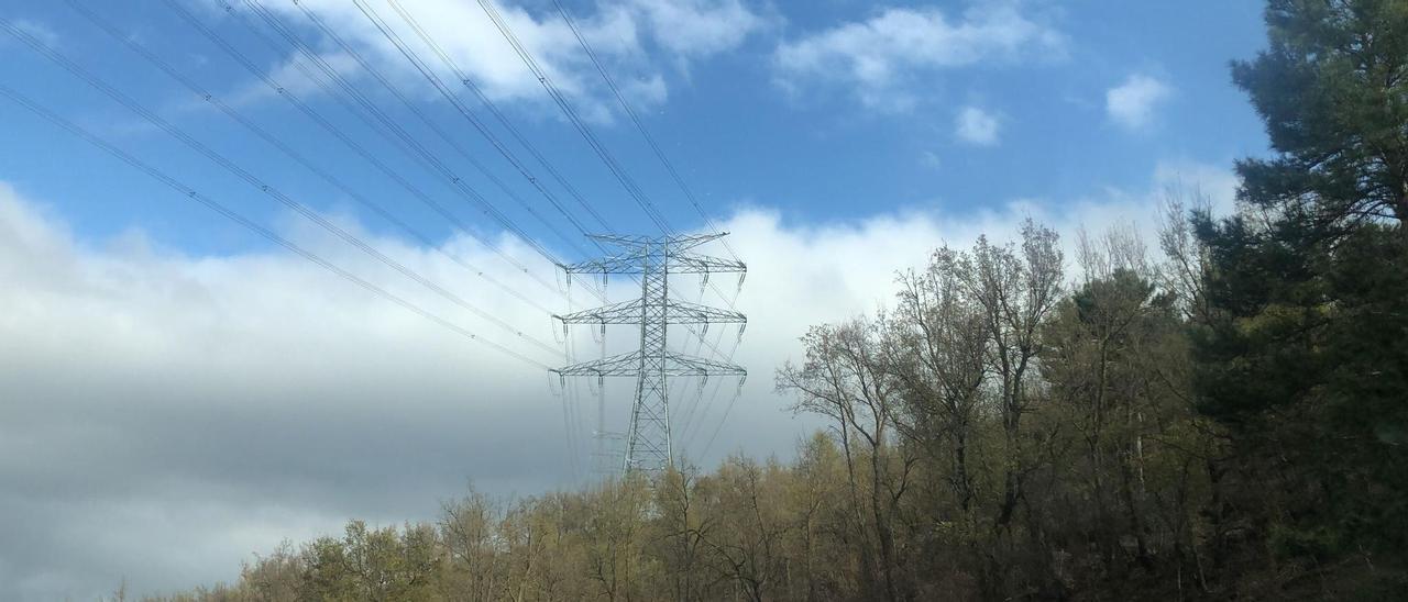 Imagen de una torre de alta tensión en la comarca de Els Ports.