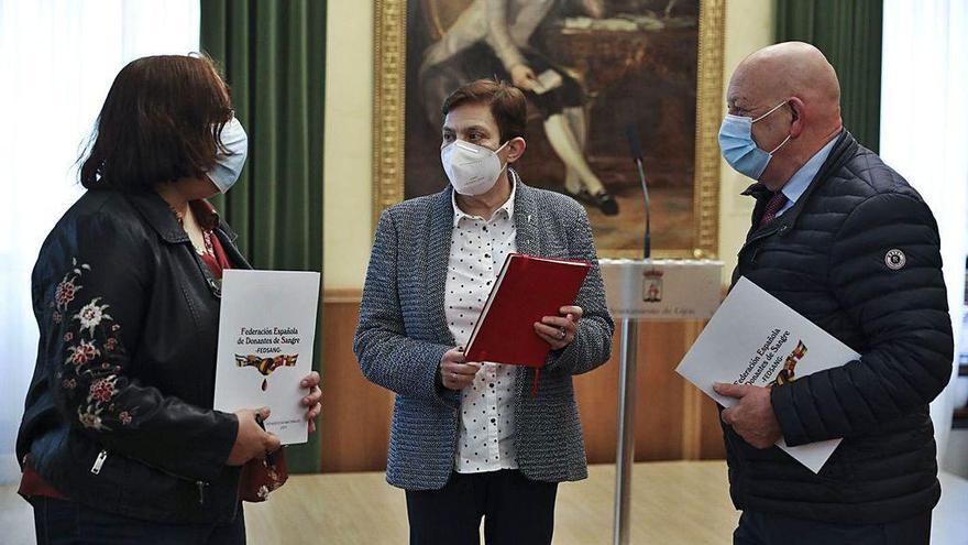 Por la izquierda, Natalia González, concejala de Bienestar Social y Derechos; María García y Faustino Valdés, ayer, en el salón de recepciones del Ayuntamiento.