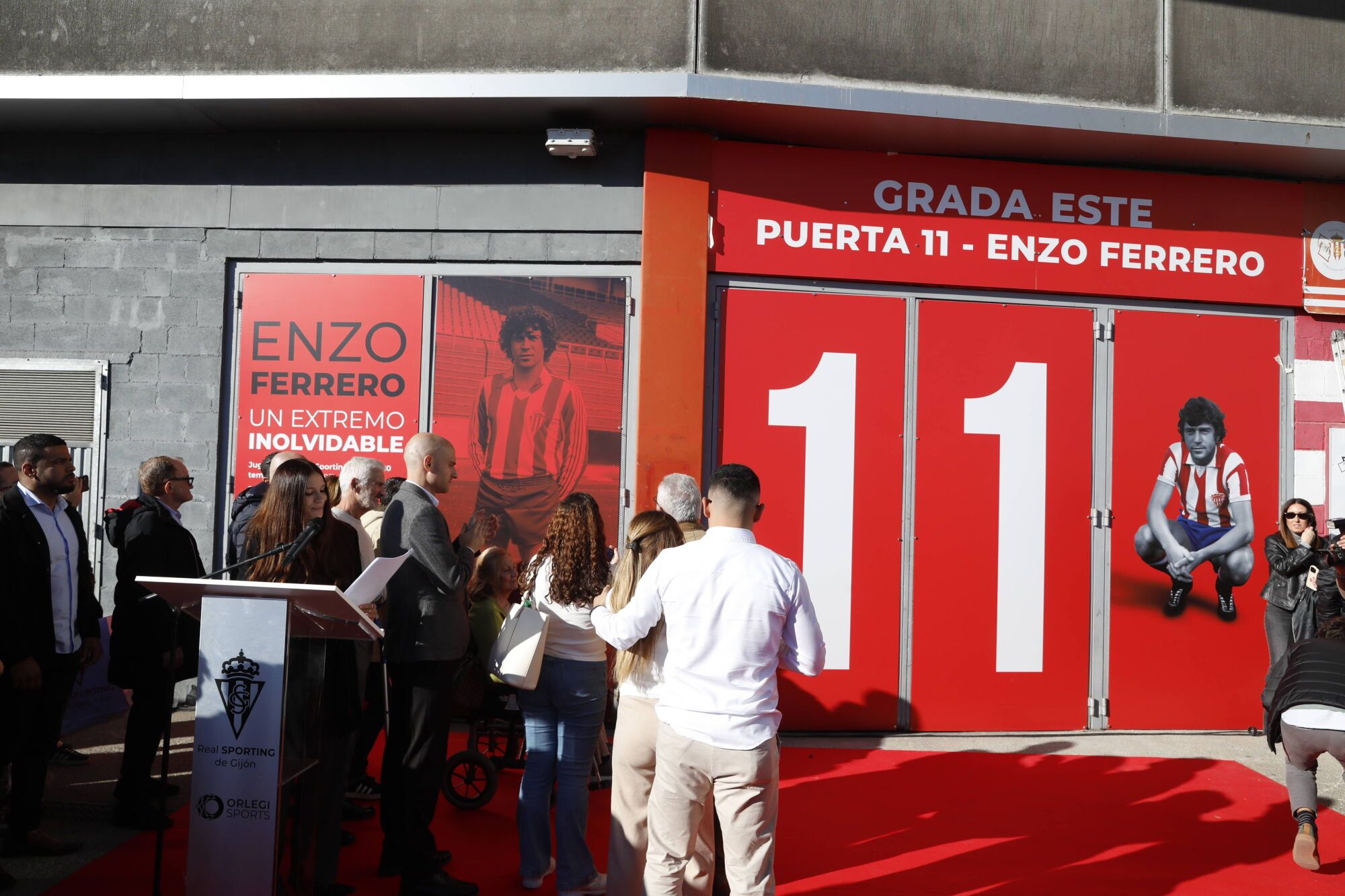 Enzo Ferrero descubre la puerta 11 de El Molinón