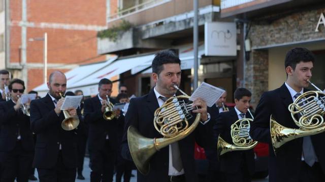 Pasacalles de la Banda de Silleda previo a su concierto de ayer en la Praza Siñor Afranio. | BERNABÉ/AMANDA CASTRO