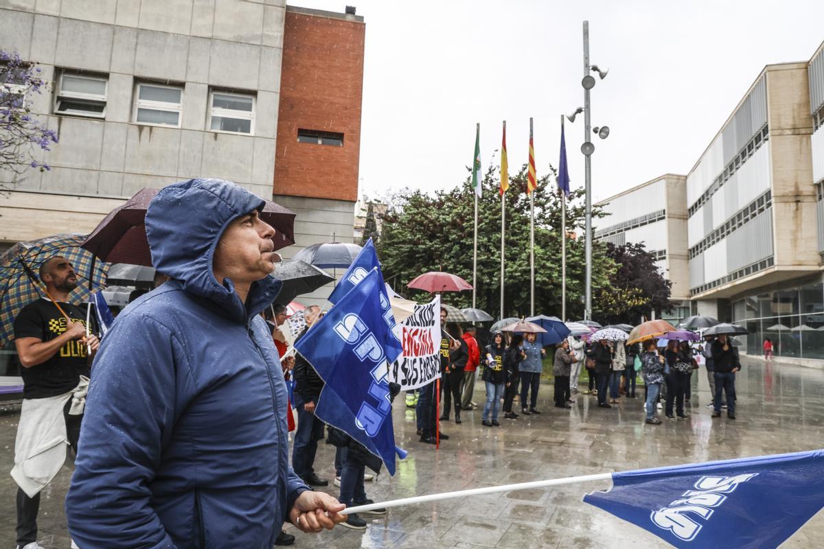 Un trabajador protesta con un silbato durante la concentración de funcionarios.