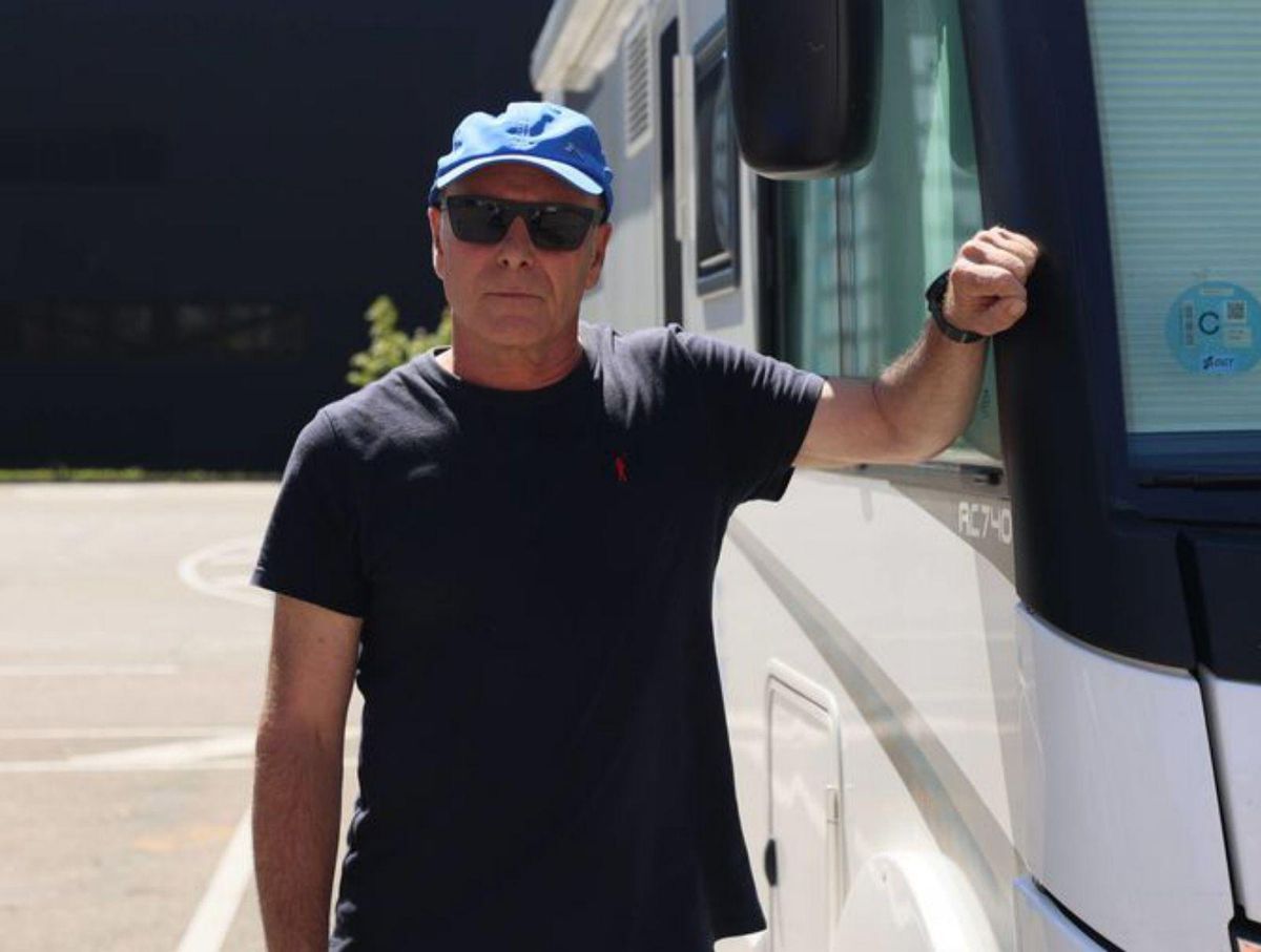 Julián Moracho, posando junto a su autocaravana.