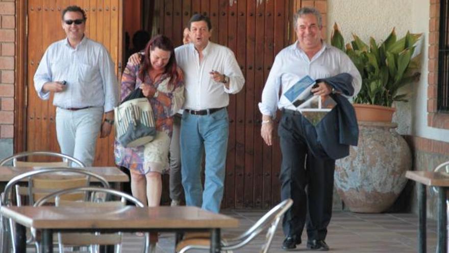 La exedil socialista Dolores Fernández, Juan Fraile y Salvador Pendón, entre otros, en la reunión de ayer en Álora.