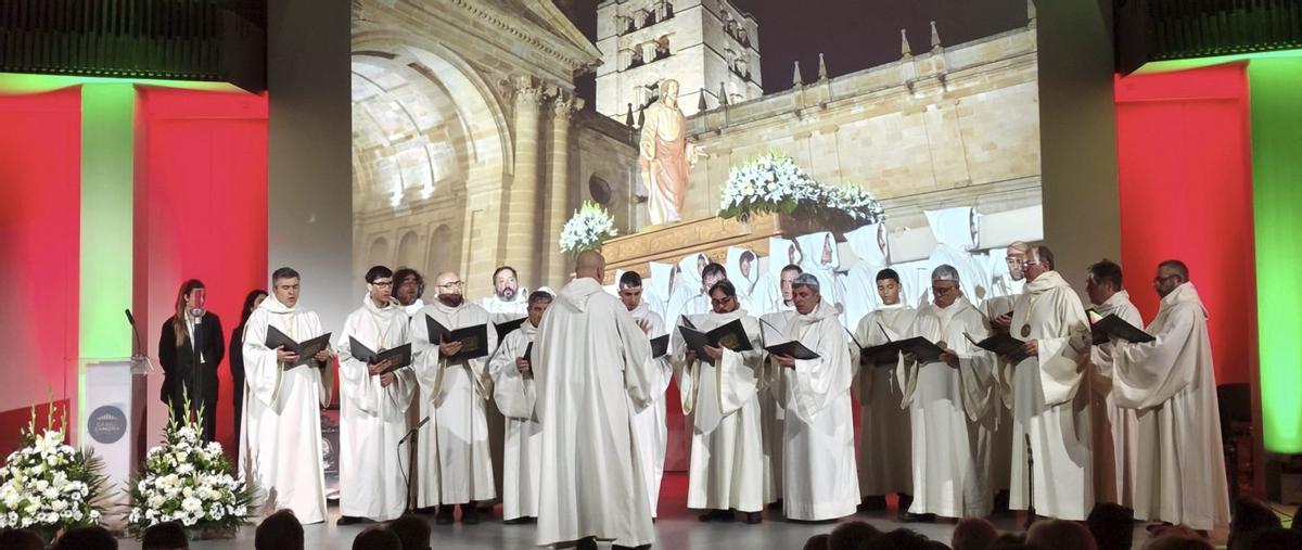 El coro de Luz y Vida durante la interpretación de una de las obras que canta en el desfile procesional.