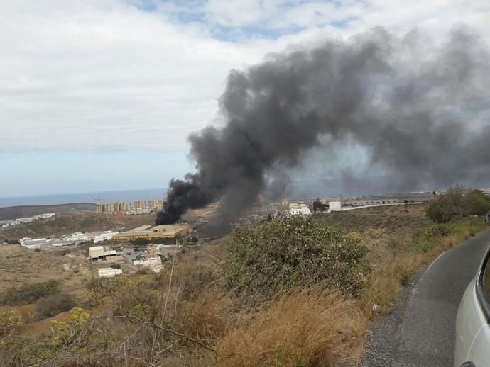 Incendio en un centro industrial de Cruz de La Gallina