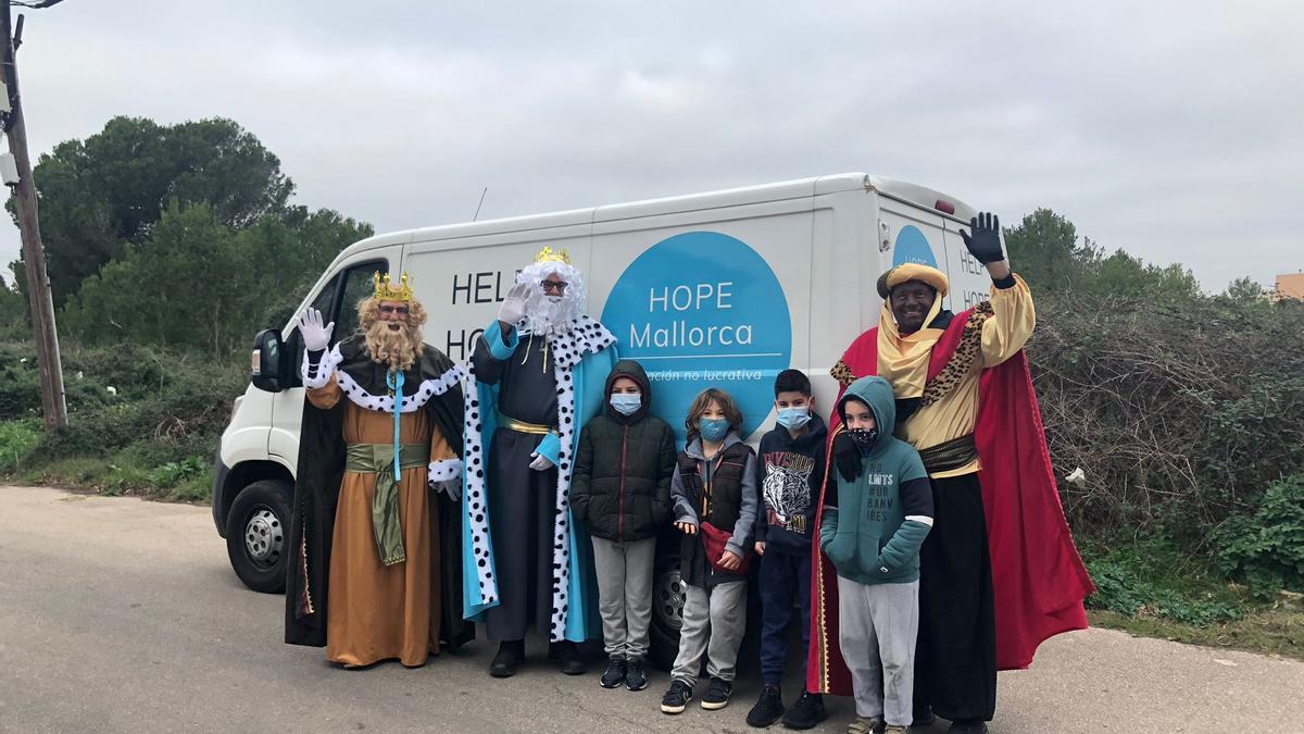 Unterwegs auf den Landstraßen von Mallorca: Die Heiligen Drei Könige beim Einsatz für Hope Mallorca.