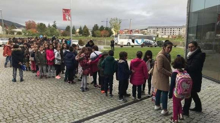 Escolares de Verín acuden al auditorio. // FdV