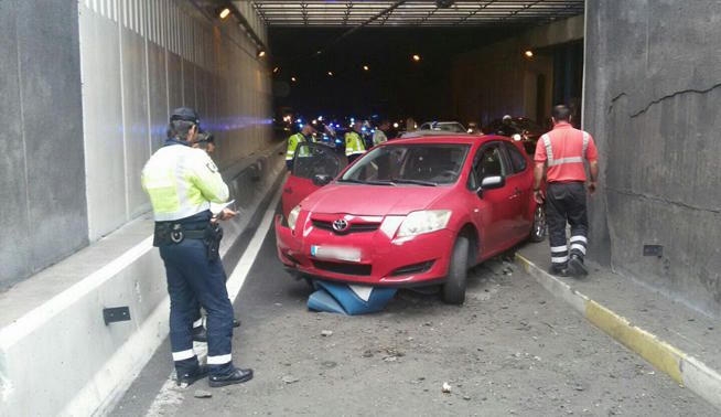 Un accidente provoca retenciones en Julio Luengo