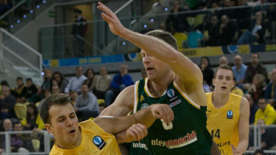 Kevin Pangos intenta superar la defensa de Matt Gatens.