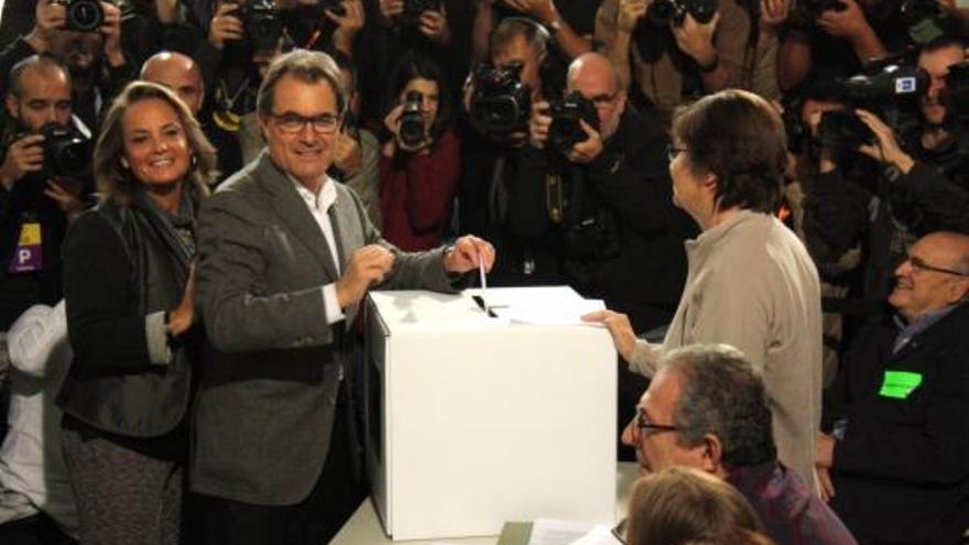 Artur Mas i Helena Rakosnik, votant