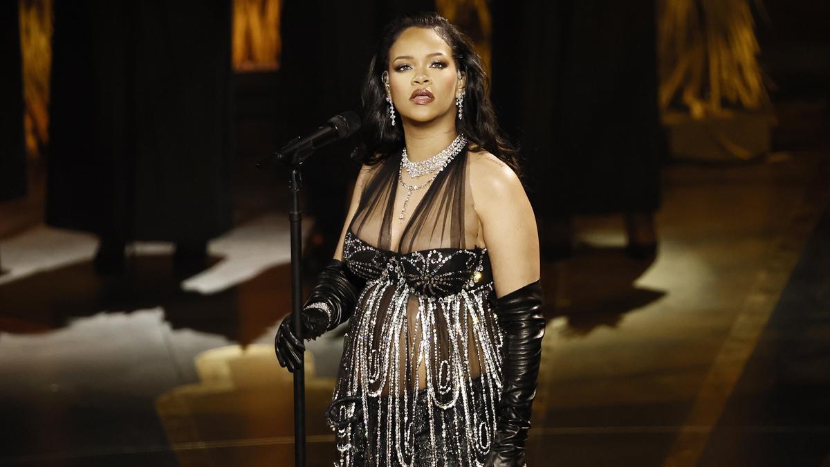 Rihanna interpreta 'Lift me up' en los Oscar 2023