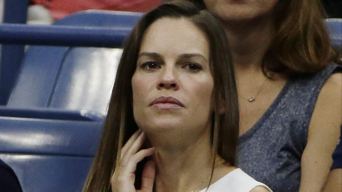 Hilary Swank anuncia que espera mellizos.