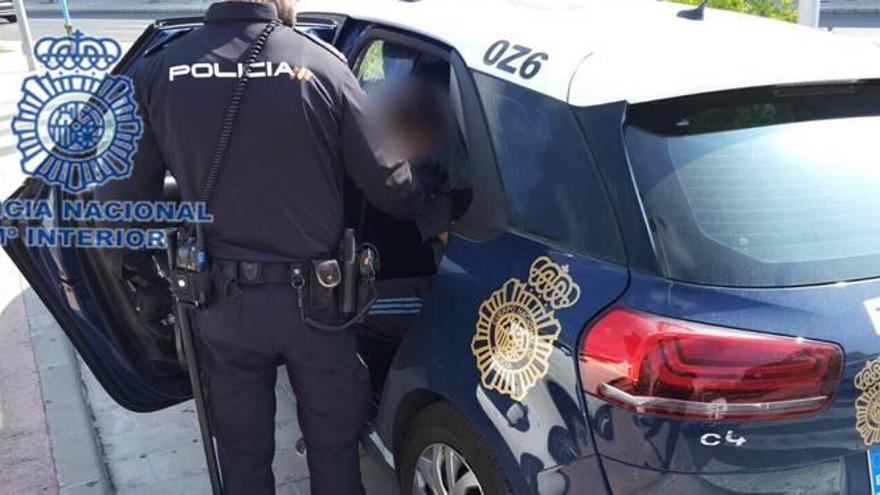 Los agentes trasladan a los detenidos en el control de la A-7.