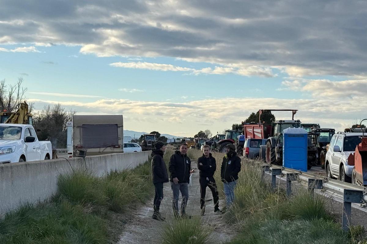 Les imatges de la segona jornada de protestes dels pagesos a l'Empordà