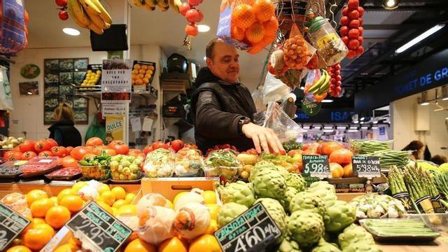 Lloc de fruites i verdures fresques en un mercat municipal de Barcelona, en una imatge d’arxiu.