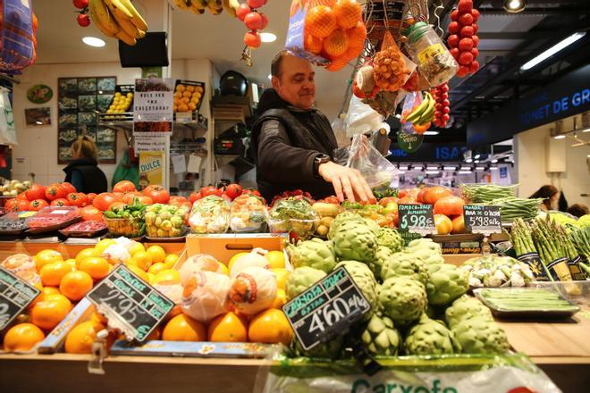 Junts y PP rechazan la propuesta de Collboni de crear una red de comercios asequibles