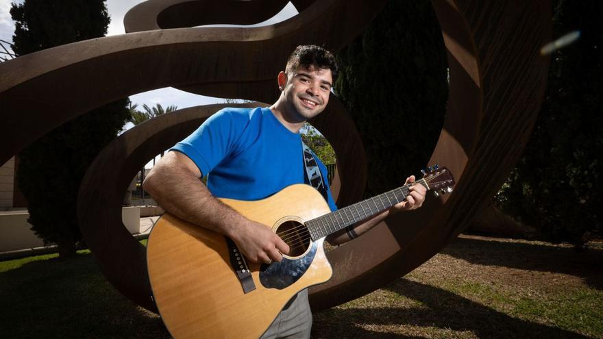 Juanjele posa sonriente con su guitarra en las instalaciones de Diario de Ibiza.