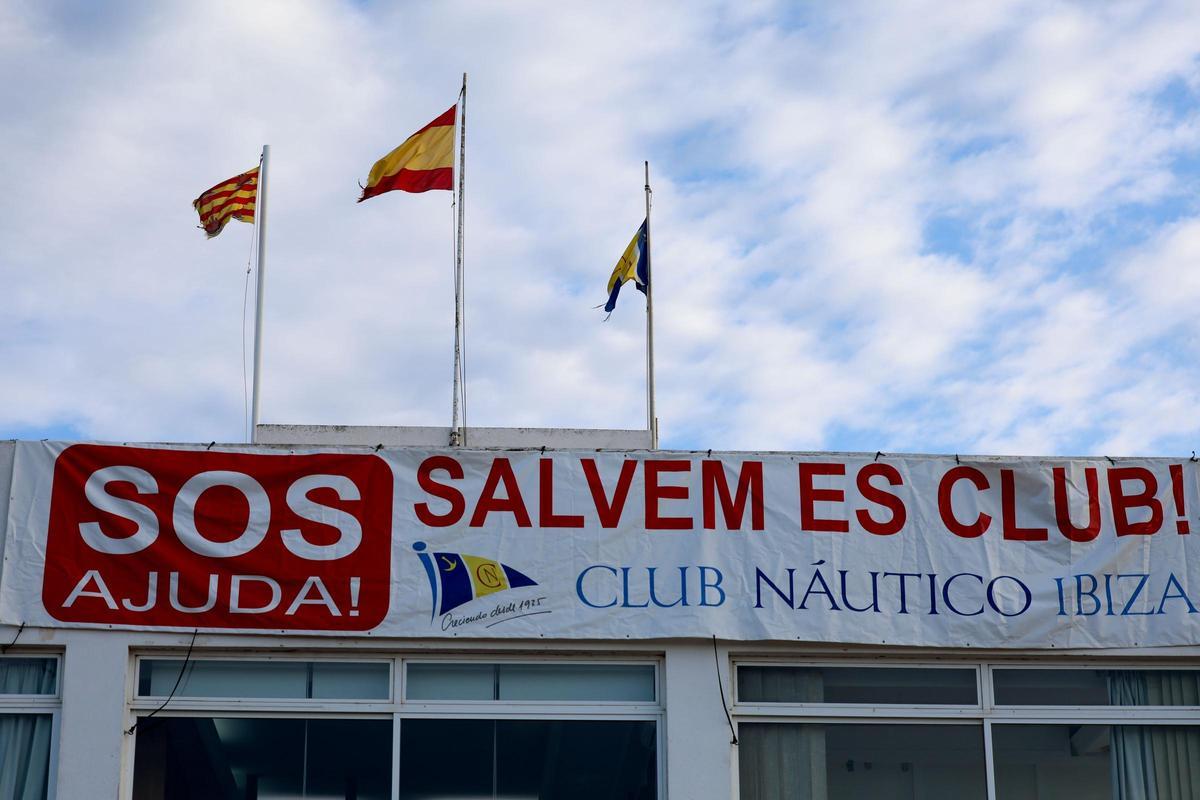 Detalle de la fachada del Club Náutico Ibiza.